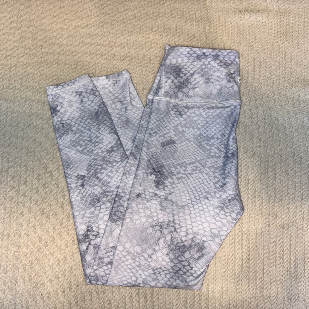 SAVVI Women's Gray Snake Print Leggings